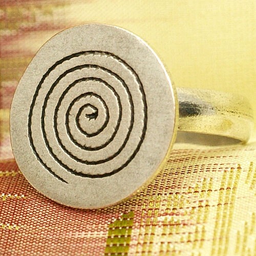 Srebrny pierścionek ze spiralą