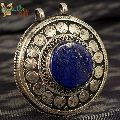 Biżuteria afgańska: duży medalion z lapis lazuli