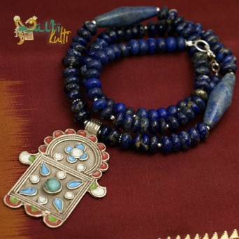 Ręka Fatimy: naszyjnik z lapis lazuli