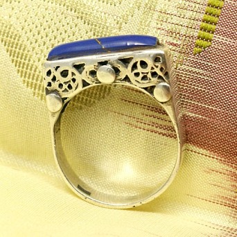 Srebrny pierścionek etno z lapis lazuli