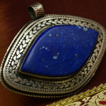 Afganistan: duży wisior z lapis lazuli