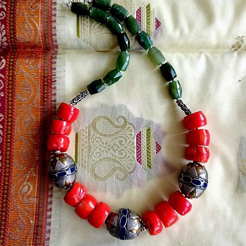 Duże korale na szyję