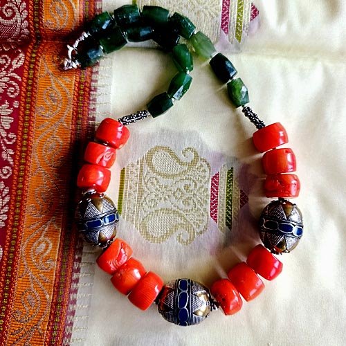 Duże korale na szyję