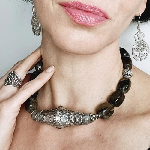 Oman. Duża kolia z labradorytu