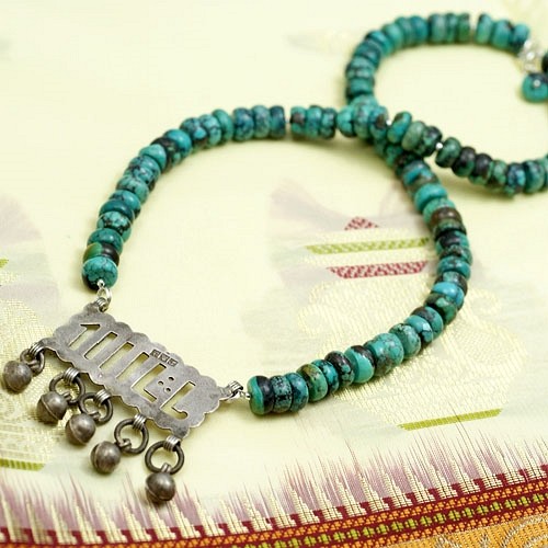 Magiczny Zar: Amulet w turkusach