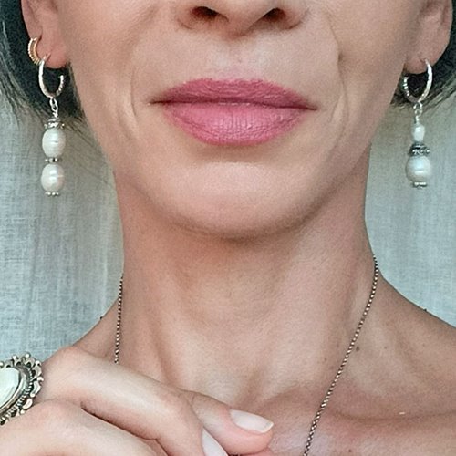 Asymetryczne kolczyki z białymi perłami