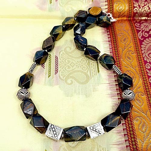 Tygrysie oko. Duży krótki naszyjnik