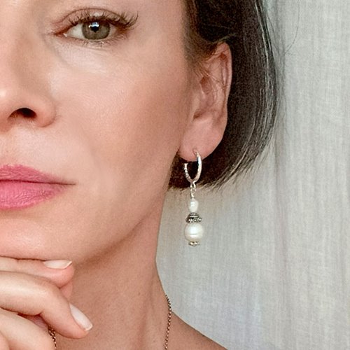 Asymetryczne kolczyki z białymi perłami
