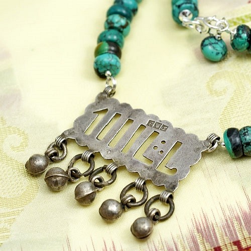 Magiczny Zar: Amulet w turkusach