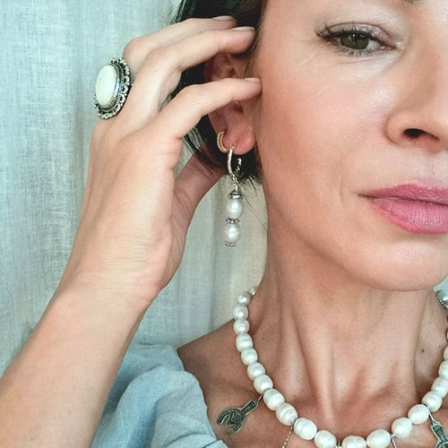 Asymetryczne kolczyki z białymi perłami