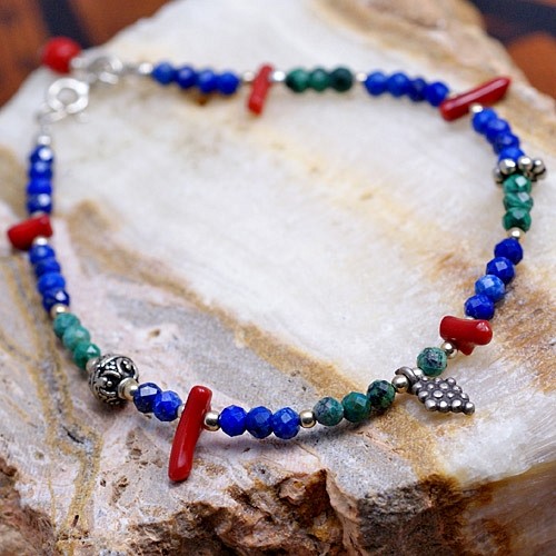 Bransoletka boho: Malachit, koral, lapis lazuli