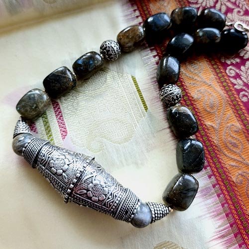 Oman. Duża kolia z labradorytu