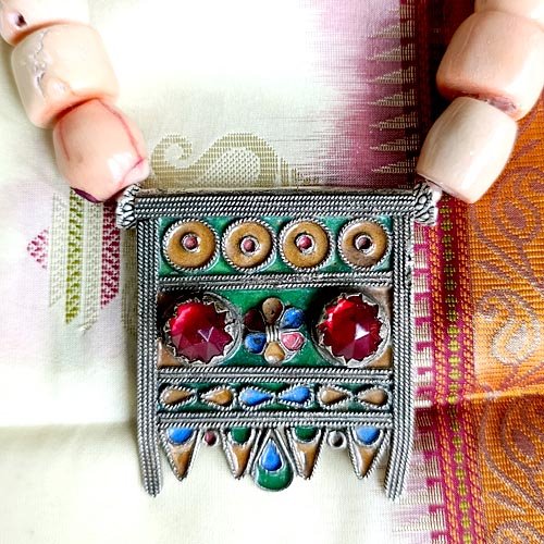 Duże korale z berberyjskim wisiorem