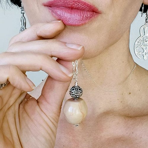 długi wisiorek z różowego korala