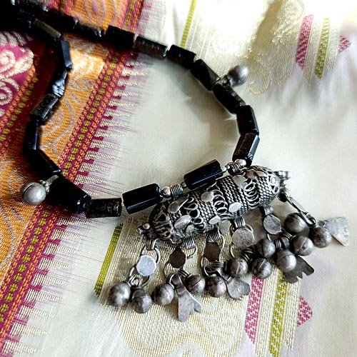 Czarny naszyjnik z amuletem z Jemenu