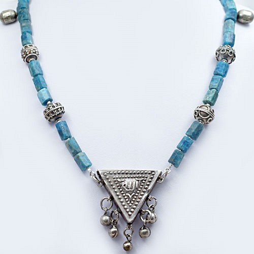 Amulet Zar. Etniczny naszyjnik z kamieni