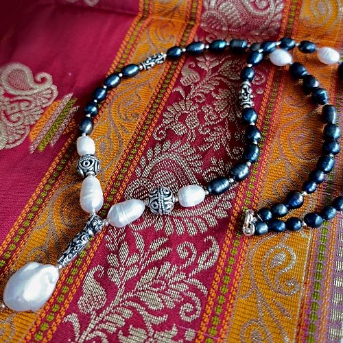 Naszyjnik z czarnych i białych pereł
