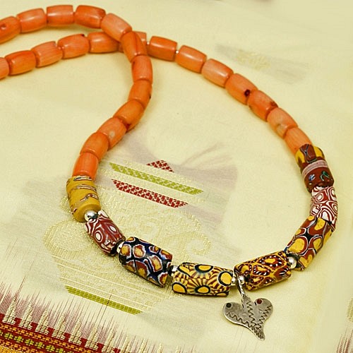 Naszyjnik: korale, szkło weneckie i amulet Sahrawi