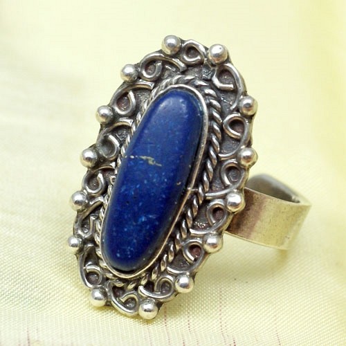 Etniczny srebrny pierścionek z lapis lazuli