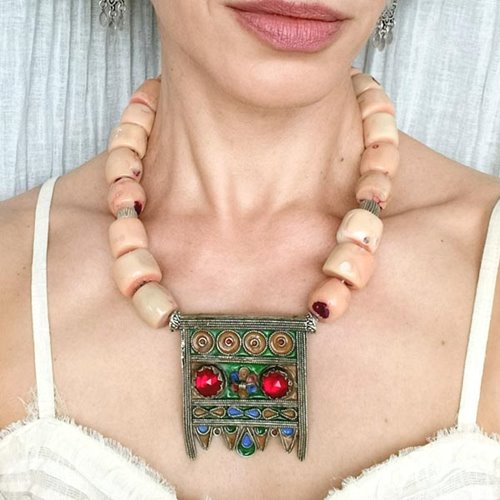 Duże korale z berberyjskim wisiorem