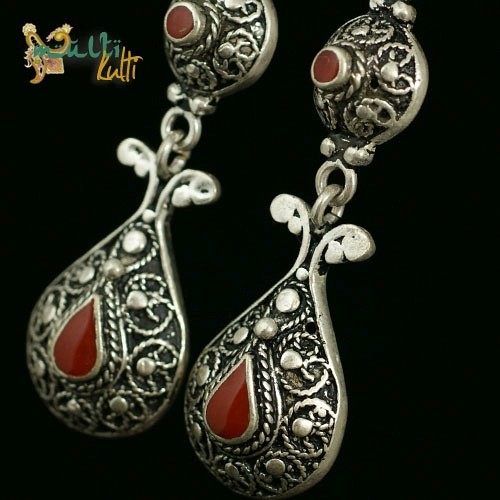 Długie wiszące kolczyki