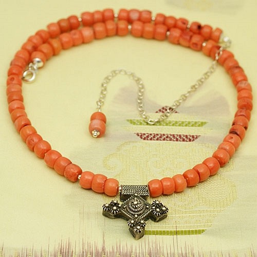Krzyż Południa: naszyjnik z korala z amuletem