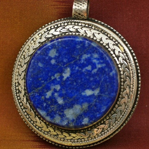 Afganistan: duży medalion z lapis lazuli