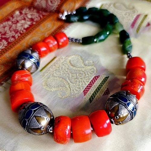 Duże korale na szyję