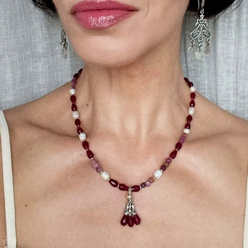 krótki naszyjnik z różowych kamieni