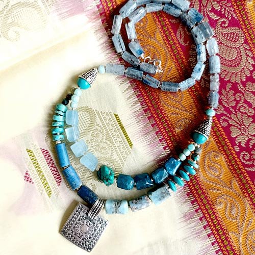 Podwójny naszyjnik z niebieskich kamieni