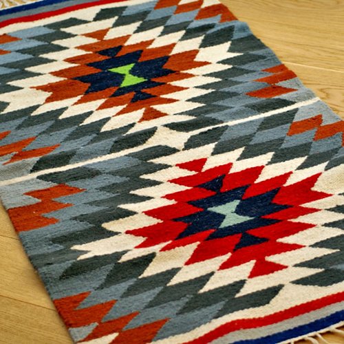 Mały kilim wełniany nad łóżko