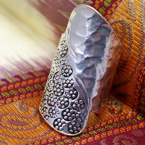 Duży srebrny pierścionek z nubijskimi wzorami