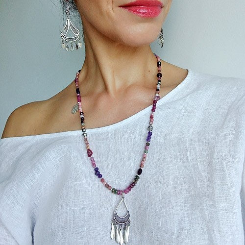 Długi naszyjnik z różowych kamieni