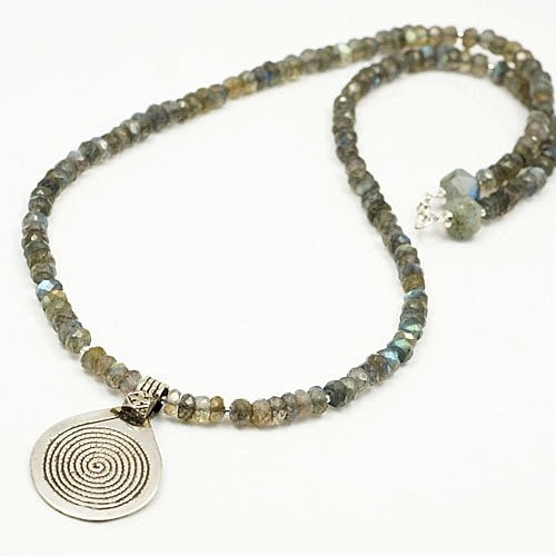 Naszyjnik labradoryt i srebrna spirala (amulet)