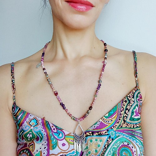 Długi naszyjnik z różowych kamieni