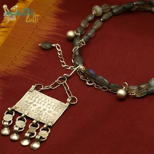 Długi naszyjnik z beduińskim amuletem