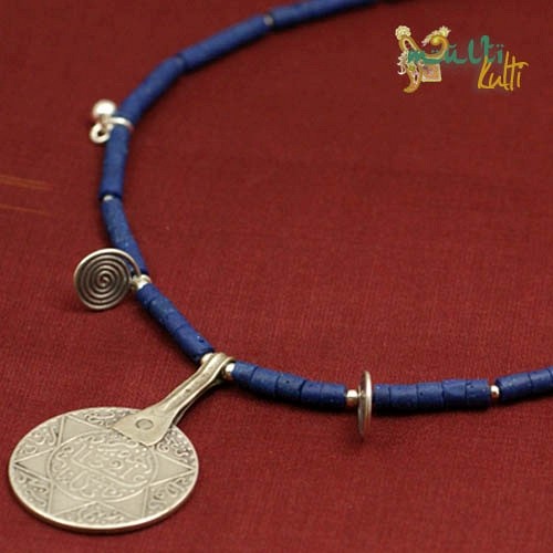Naszyjnik z lapis lazuli z monetą