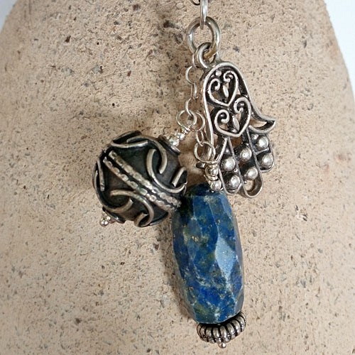 Wisiorek Hamsa z lapis lazuli