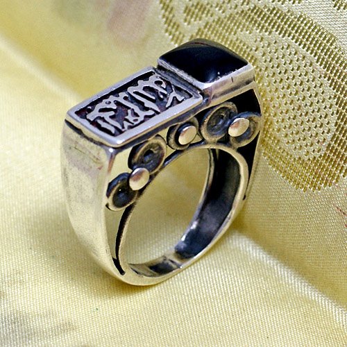 Arabski pierścionek z napisem