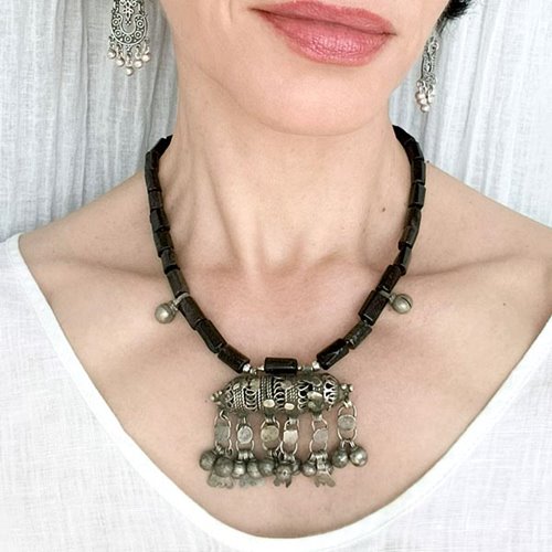 Czarny naszyjnik z amuletem z Jemenu