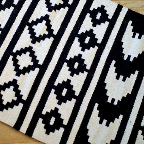 Minimaistyczny kilim czarno biały