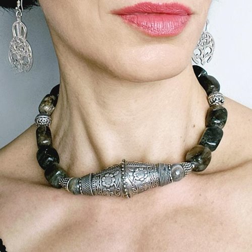 Oman. Duża kolia z labradorytu