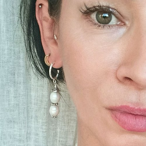 Asymetryczne kolczyki z białymi perłami