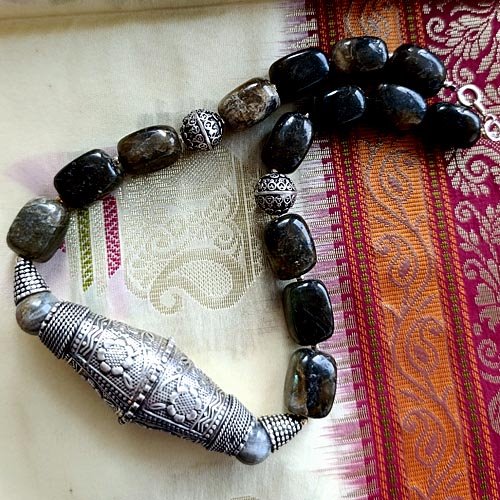 Oman. Duża kolia z labradorytu