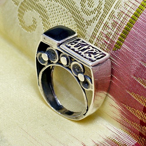 Arabski pierścionek z napisem