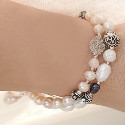 Bransoletka z białych i czarnych pereł