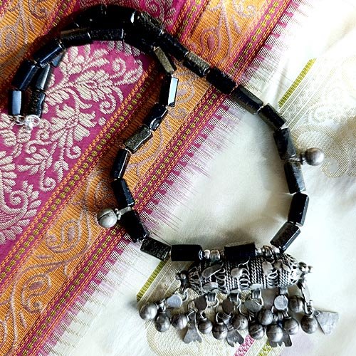 Czarny naszyjnik z amuletem z Jemenu