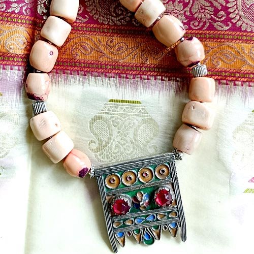 Duże korale z berberyjskim wisiorem