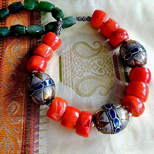 Duże korale na szyję