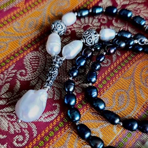 Naszyjnik z czarnych i białych pereł